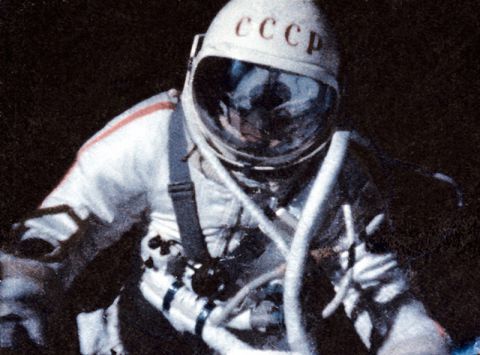 Первый выход человека в космос совершил Алексей Леонов.