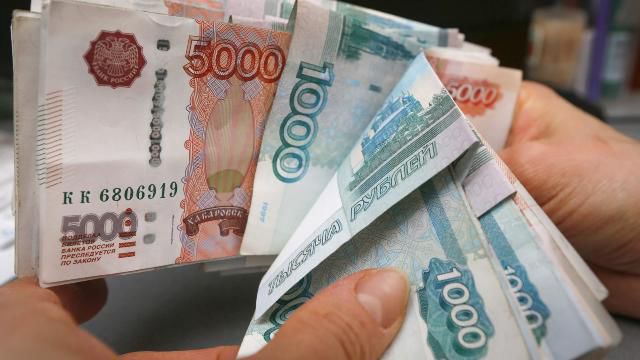 Moldovenii din Rusia trimit tot mai puține ruble acasă. În schimb, cei din Europa trimit mai mulți euro