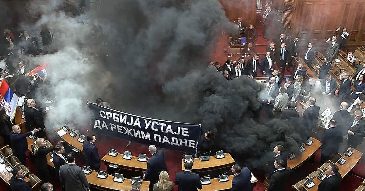 В Сербии депутаты устроили потасовку в парламенте.