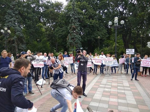 Возле Верховной Рады прошла акция Час смерти.