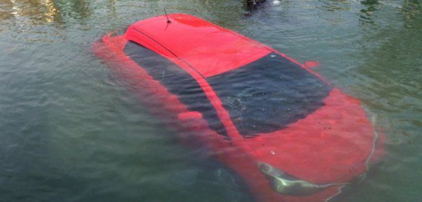 A ajuns cu maşina într-un lac din cauza unei erori a GPS-ului. Foto: wreg.com
