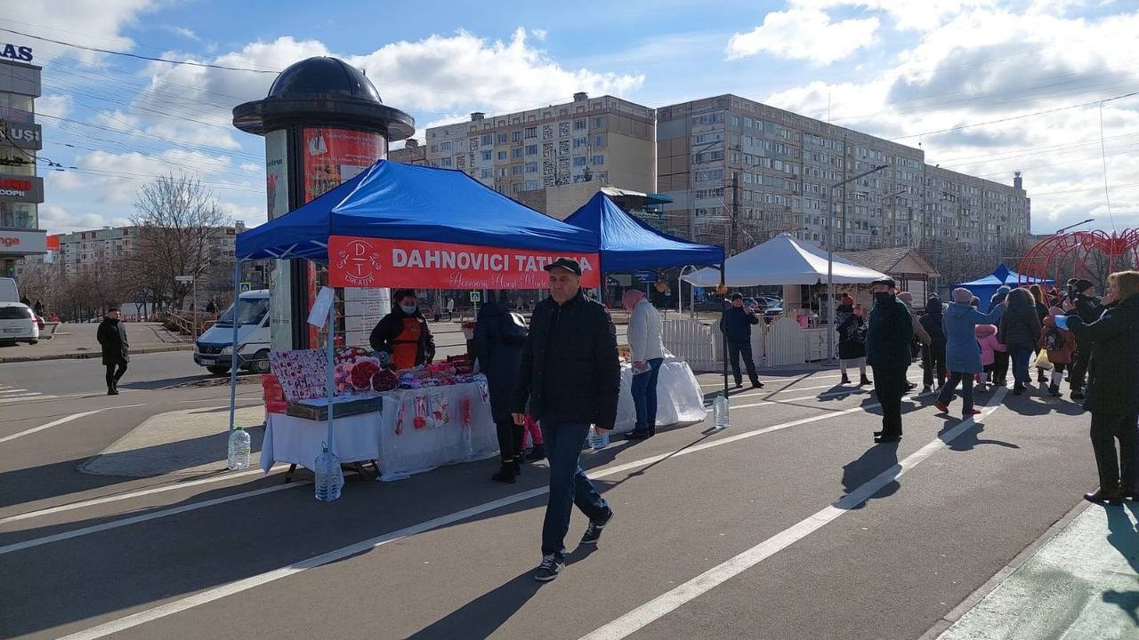 На Чеканах прошла первая в этом году столичная ярмарка местных товаров.
