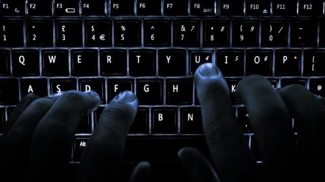В результате были задержаны пять человек, проведены 37 обысков, изъято 39 серверов.