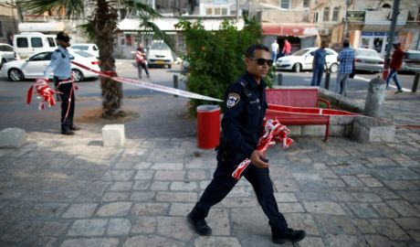 Un palestinian a rănit patru persoane deschizând focul şi atacând trecători cu un cuţit în Piaţa Petah Tikva din Tel Aviv. Foto: afp.com
