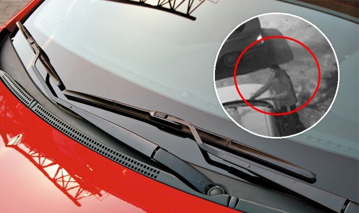 После совершения кражи мужчина сел в автомобиль BMW и скрылся с места преступления.