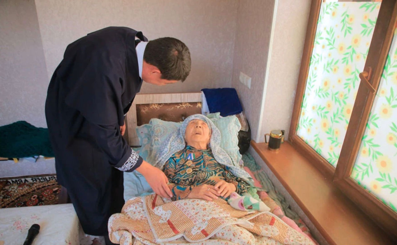 В Узбекистане 130-летнюю Хувайдо Умарову признали старейшей жительницей Земли.