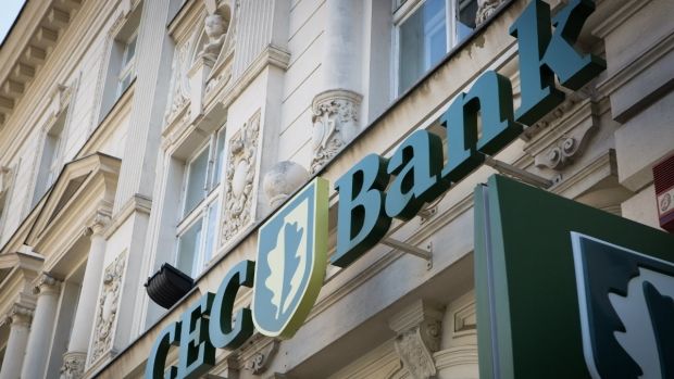 Angajata unei bănci a furat un milion de euro pe care i-a împărţit bisericii şi săracilor. 