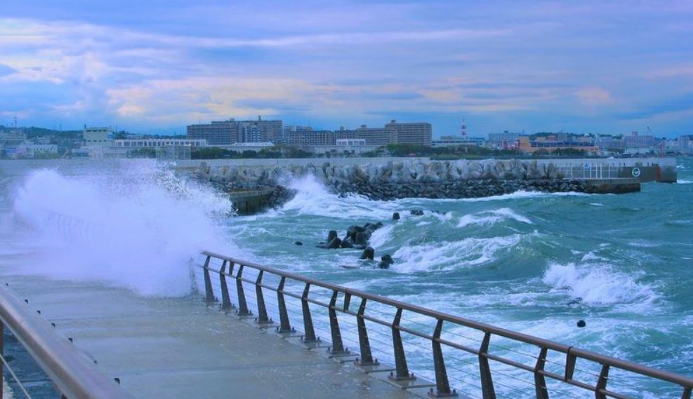 В Японии объявили эвакуацию для более чем 72 тыс. человек из-за тайфуна.