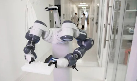 В больницах Уханя начали работать роботы-дезинфекторы.