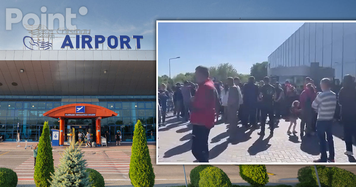 После вступления в силу новых правил, у аэропорта собралась большая толпа людей.