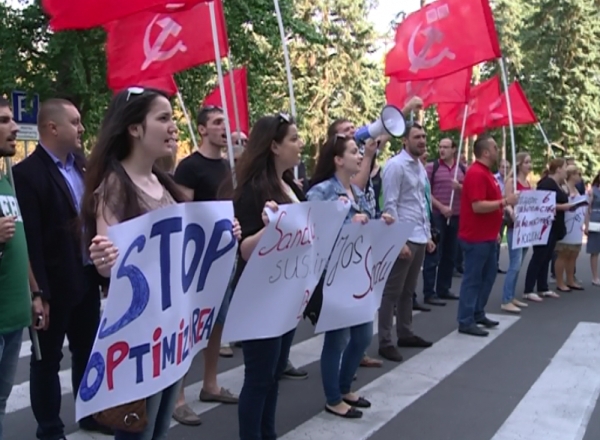 Comunistii nu se lasa de proteste si au venit din noua in fata Guvernului pentru a cere demisia ministrului Educatiei, Maia Sandu.