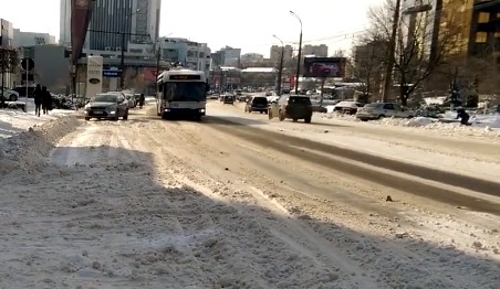В Кишиневе продолжается работа по расчистке тротуаров и дорог от снега.