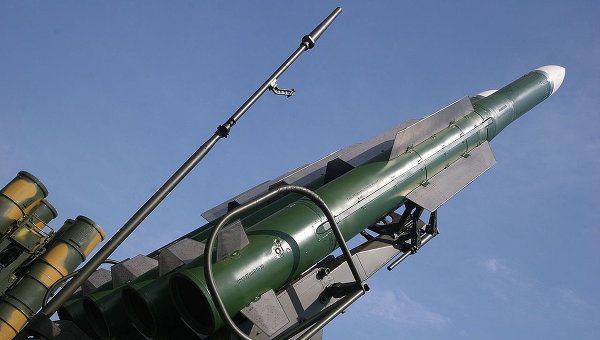 Технические особенности "Бук-М1" позволяют осуществлять обмен информацией о воздушных целях между батареями одного дивизиона.