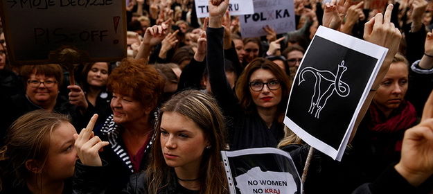 В Польше противники закона об абортах вышли на акции протеста.