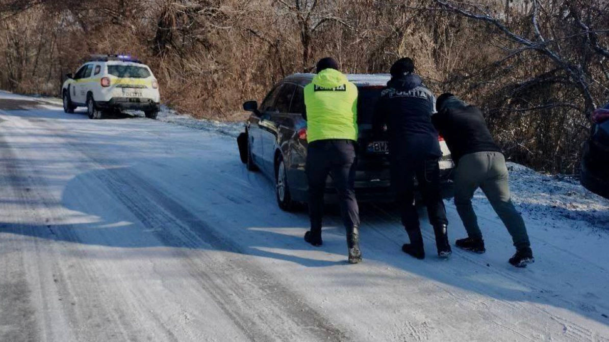 Mai multe vehicule, blocate pe un traseu din raionul Căușeni.