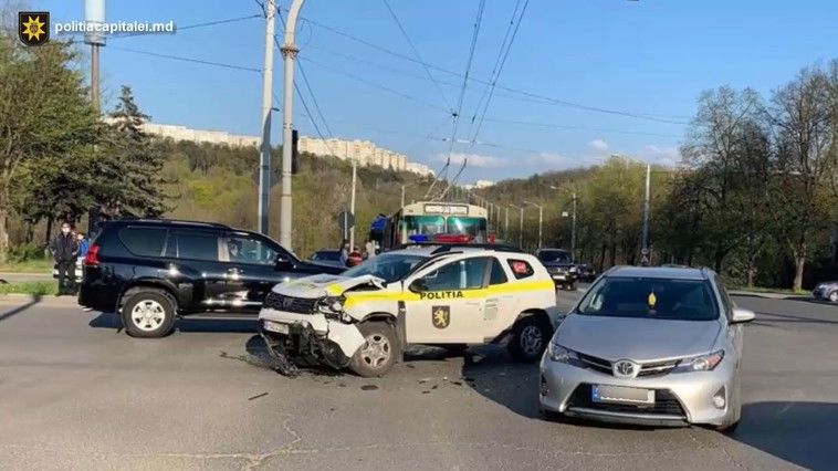 Момент ДТП с участием машины полиции попал на видео.
