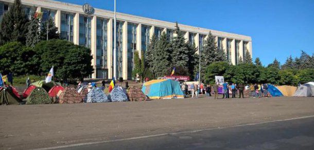 Ceartă la ușa cortului. Liderii DA nu împart cu Dodon și Usatîi piața. Foto: media.hotnews.ro