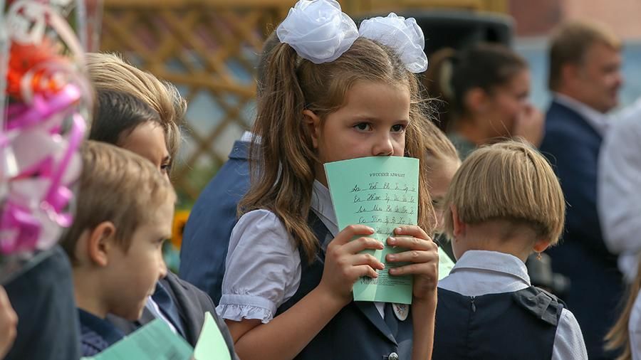 Дети, которым родители читают книги в раннем детстве и решают математические задачи, успешно учатся в школе.