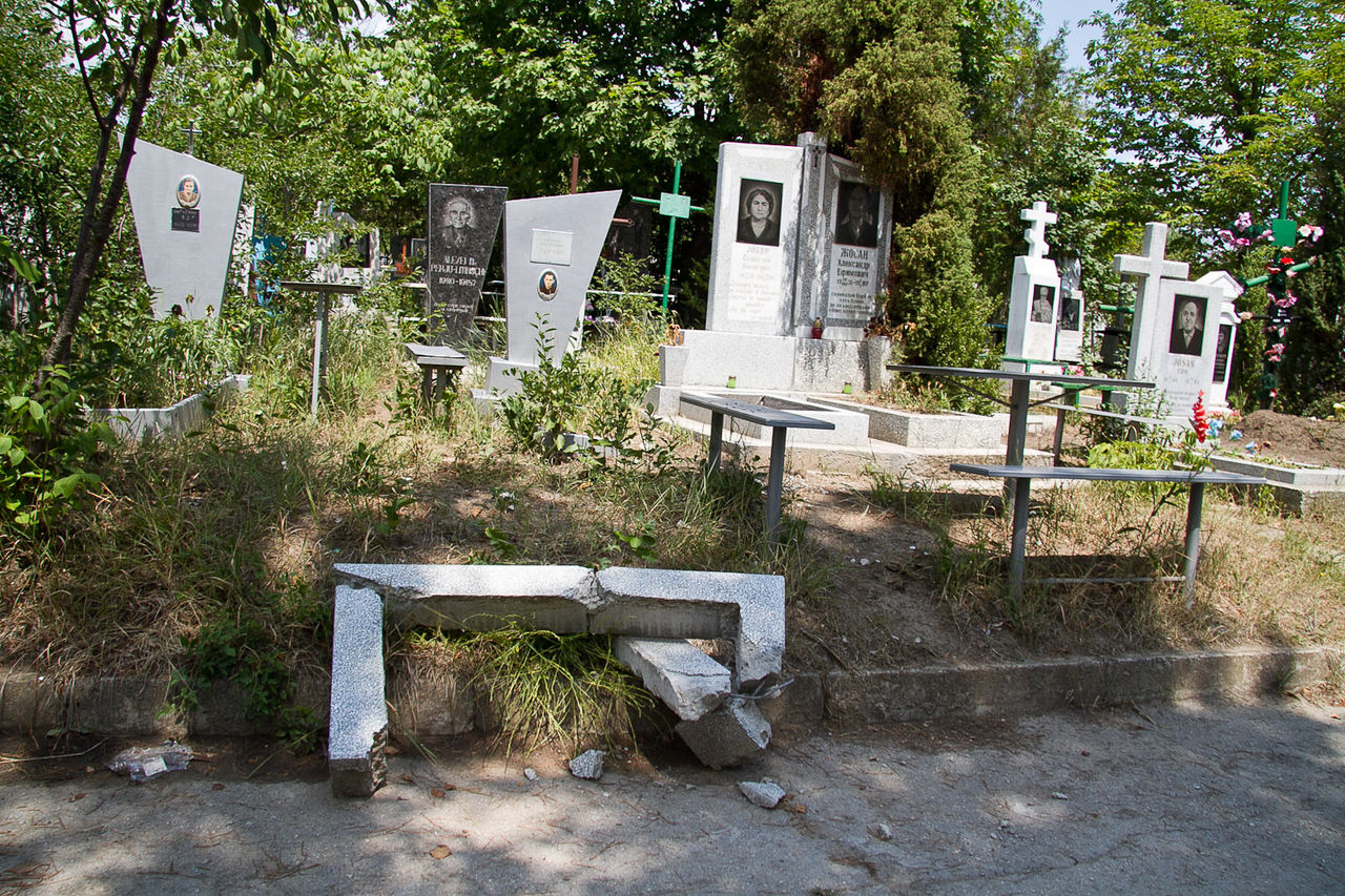 La Cimitirul Central de pe strada Mateevici, un loc pentru mormânt va costa 1.500 de lei. Foto: Ramin Mazur