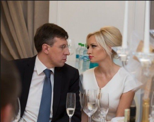 Примар Кишинева Дорин Киртоакэ был официально разведен с его женой, журналисткой Анишоарой Логин, после восьми месяцев брака.