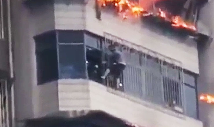 В Интернете появилось видео драматического спасения жителя Китая из пожара в многоэтажном жилом доме. 