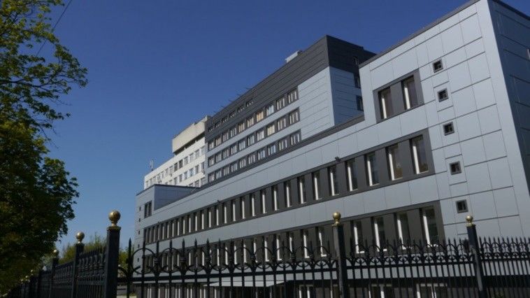 Женщина сломала несколько ребер, к тому же получила легочную контузию.