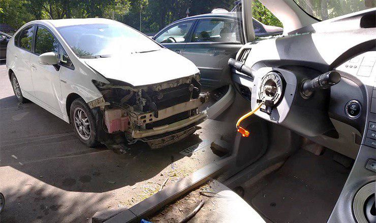 В Кишиневе автоворы "разобрали" Toyota Prius.