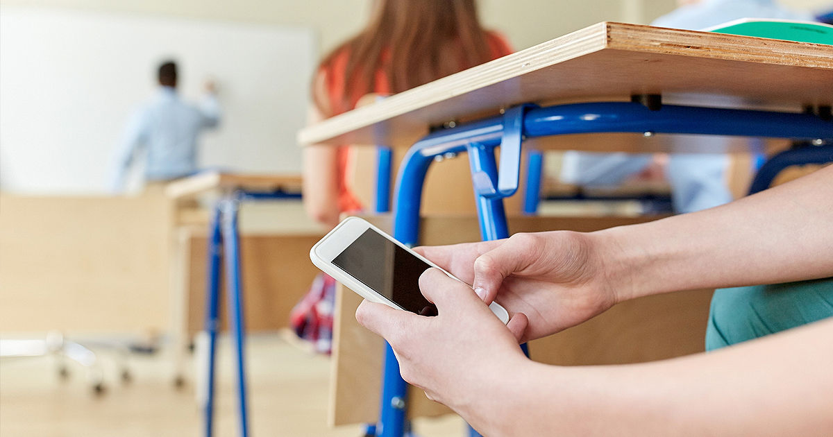 Până la sfârșitul lunii octombrie, telefoanele mobile ar putea fi interzise în timpul orelor.