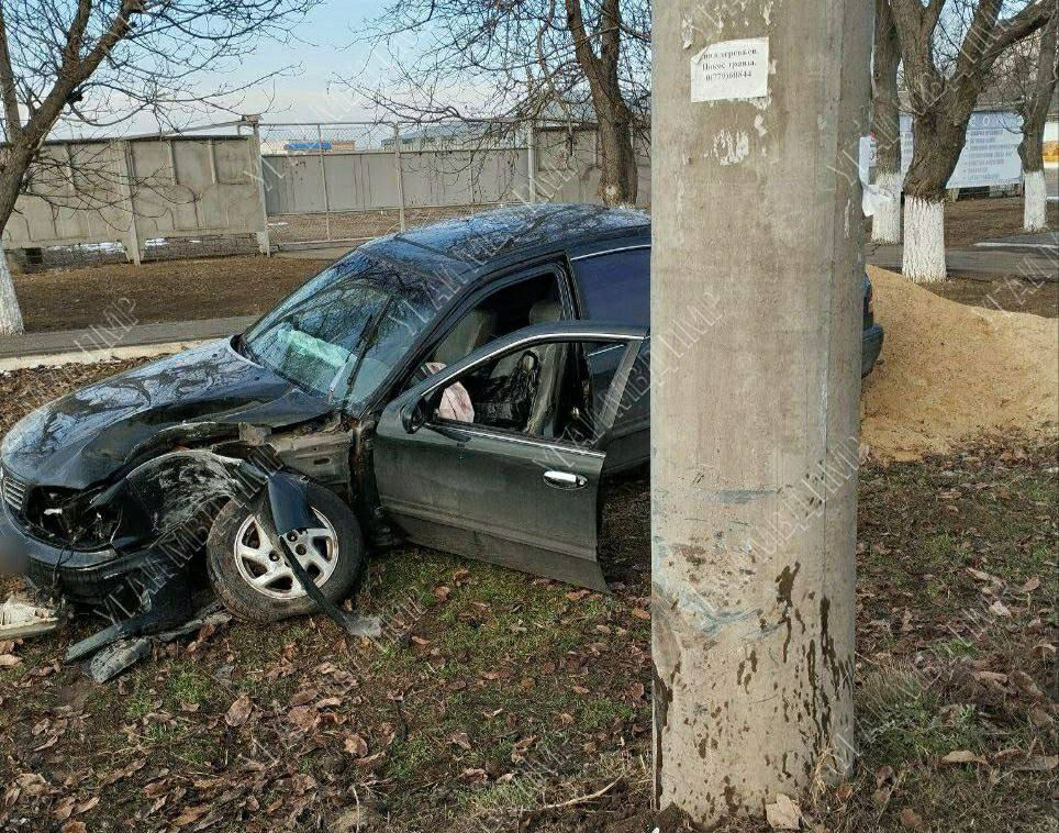 Автомобиль врезался в опору ЛЭП: ДТП в Приднестровье.