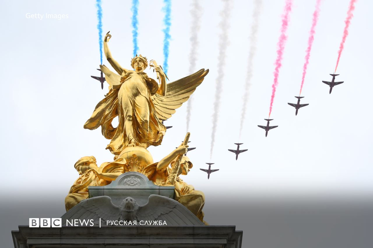 Коронация Карла III завершилась пролетом самолетов над Букингемским дворцом.