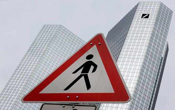 В частности, были снижены долгосрочные кредитные рейтинги Deutsche Bank AG.