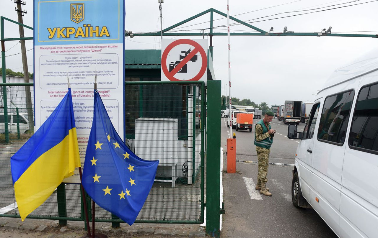 Италия рекомендовала своим гражданам покинуть Украину.