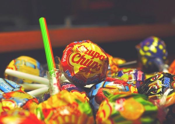 Un moldovean aflat in Italia a furat o cutie de Chupa-Chups. Foto: protv.md