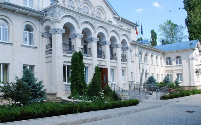 Un fost angajat al aparatului central al Serviciului Vamal este acuzat că a prejudiciat vugetul de stat cu 33 de milioane de lei.