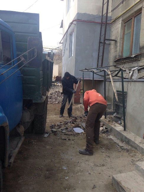 В Оргееве ремонтируют крышу поврежденеую сильным порывом ветра.