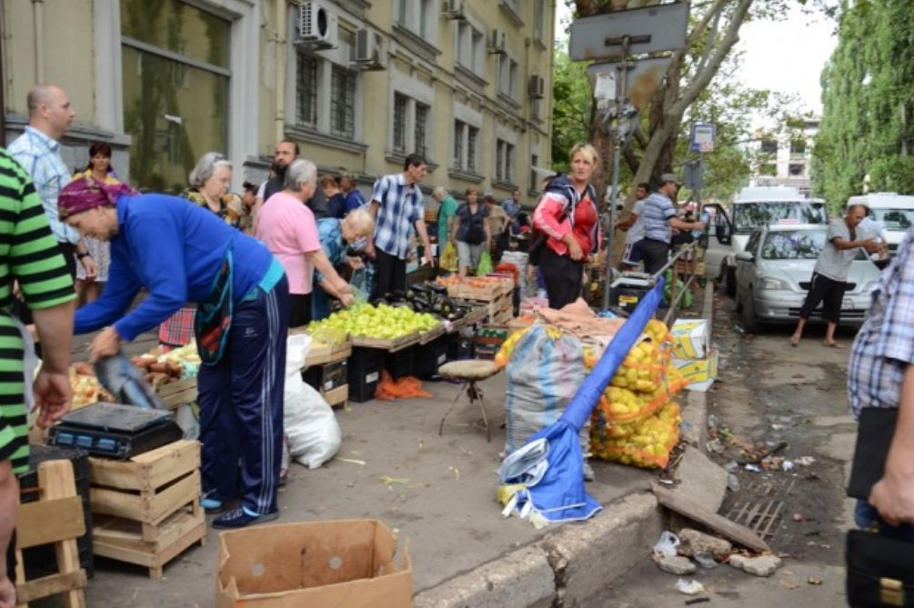Уличные торговцы недовольны тем, что их штрафуют полицейские и налоговые инспекторы.