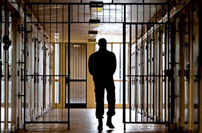 Un bărbat, condamnat la 9 ani de închisoare pentru hărțuirea sexuală a fiicei vitrege de 14 ani.