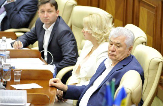 Коммунисты уже не в первый раз хотят осудить переход депутатов из одной фракции в другую.