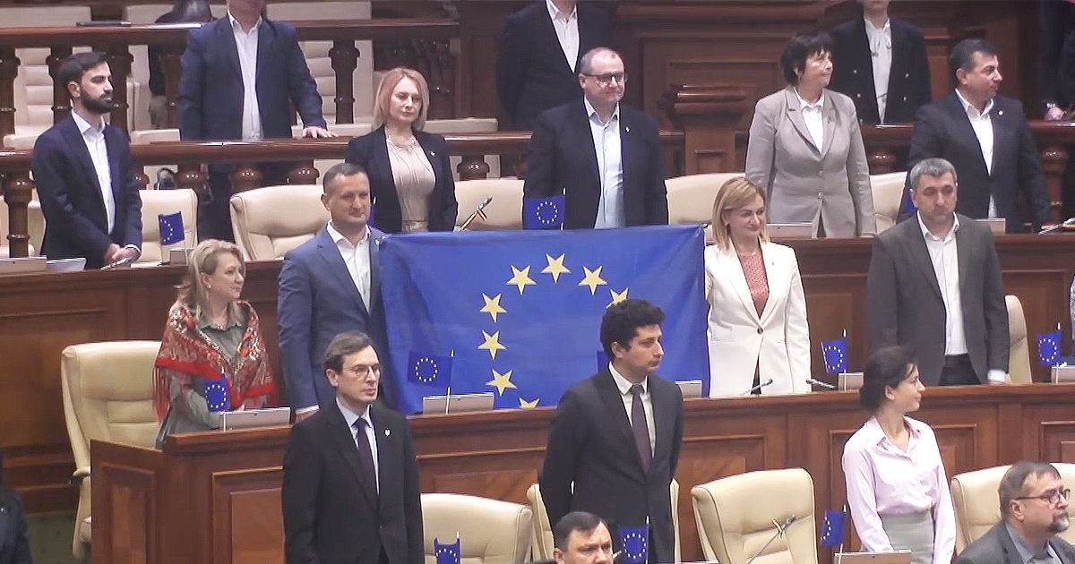В парламенте прозвучали гимны Молдовы и Евросоюза.
