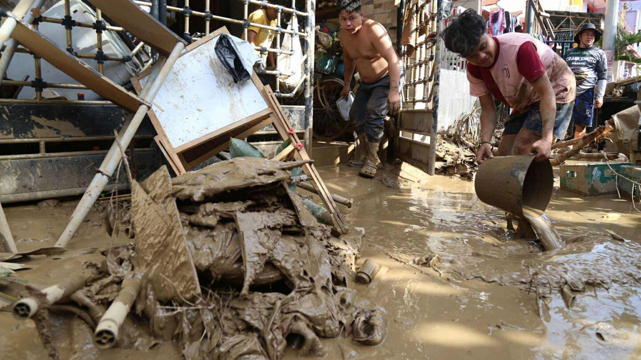 Peste jumătate de milion de persoane, evacuate în Vietnam din cauza taifunului Kalmaegi.