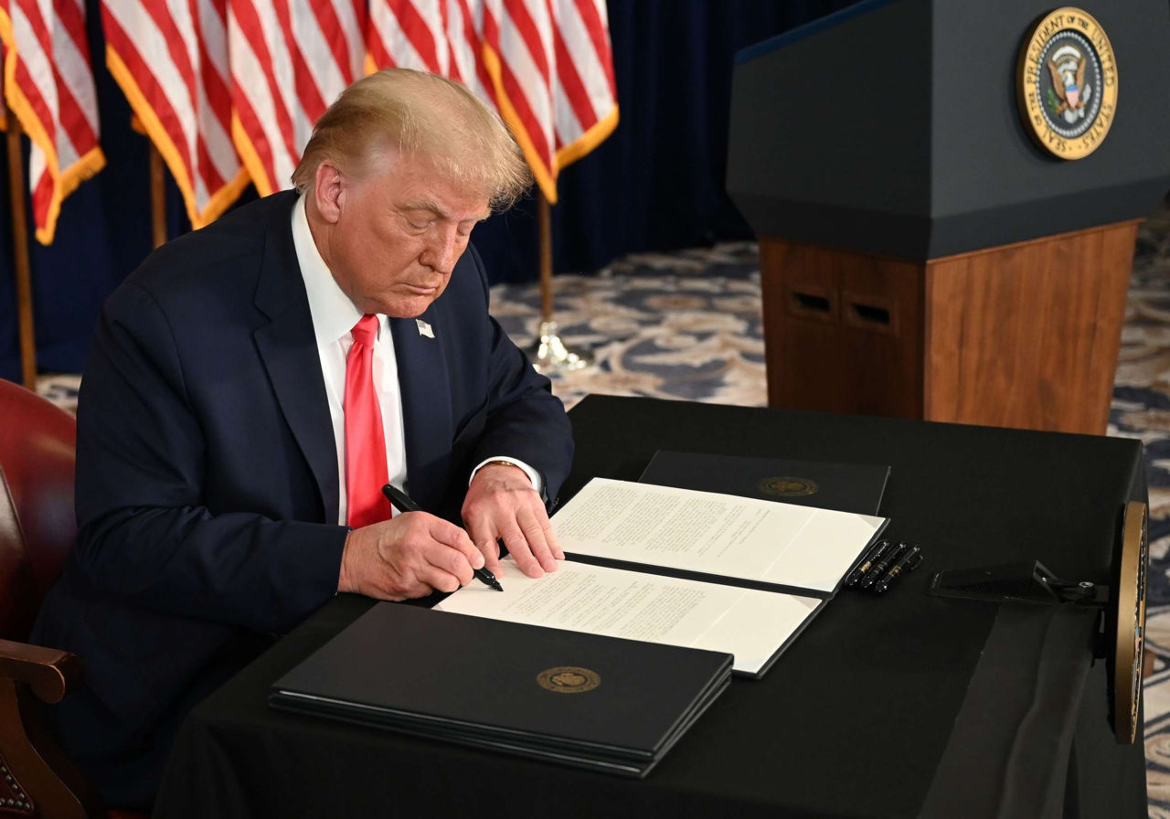 Trump a semnat o lege privind reducerea cheltuielilor pentru ajutorul extern.