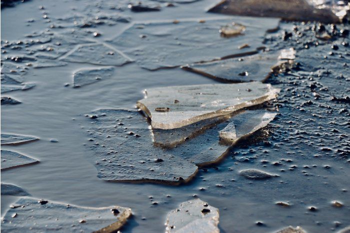 Население предупреждают об опасности выхода на тонкий лед водоемов.