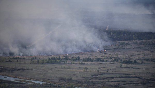 Пожар в зоне отчуждения вспыхнул накануне днем на площади около 320 гектаров.