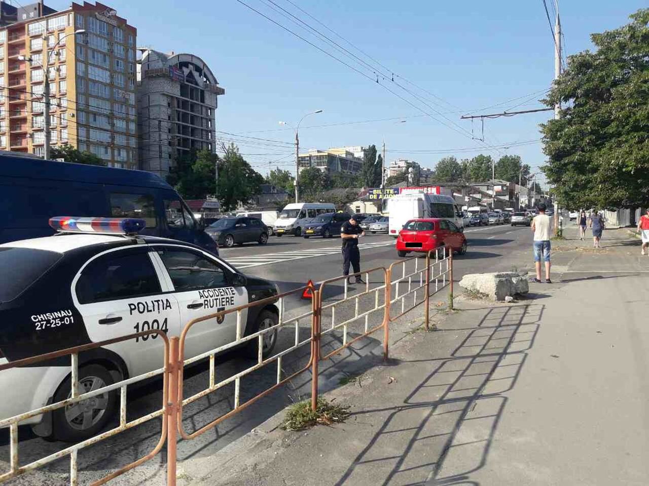 Водители Кишинёва вновь "отличились", соврешив за 48 часов почти 60 аварий. Фото: politiacapitalei.md.