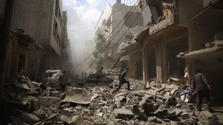 Sute de oameni nevinovaţi mor în fiecare zi, în urma bombardamentelor din Siria. Foto: newyorker.com