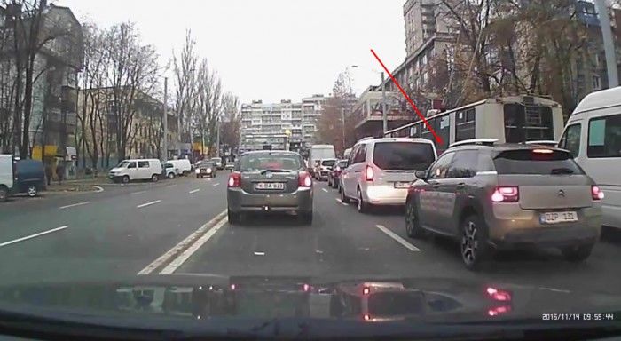 Fiind întrebat de ce a mers la culoare roşie vitezomanul a răspuns că se grăbeşte.