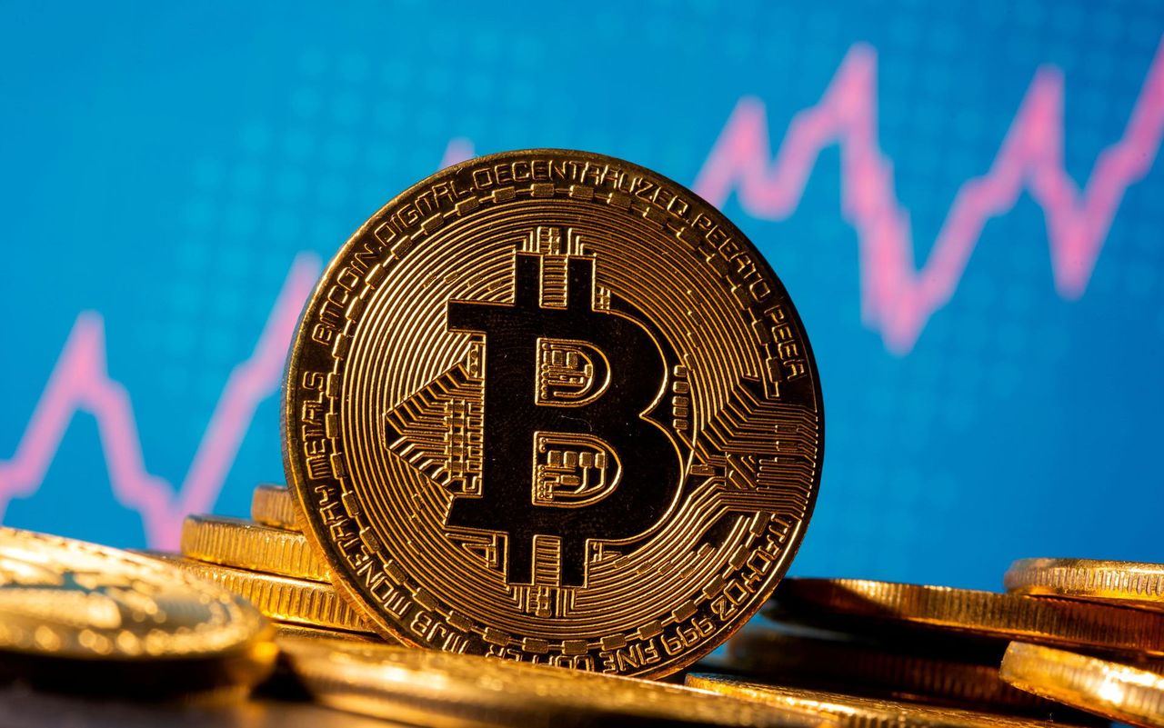 Bitcoin рвётся к рекорду – цена уже превысила $62 000.