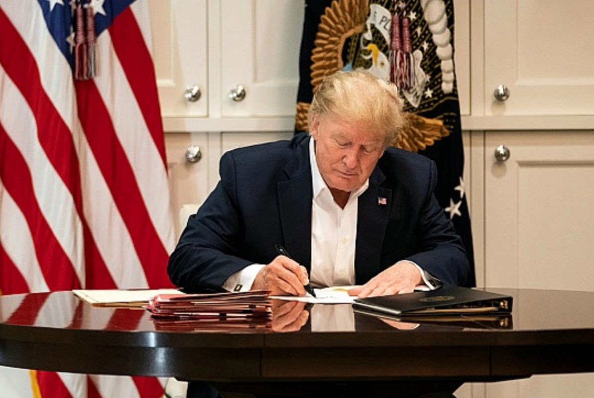 Trump a încheiat un acord comercial cu Marea Britanie.