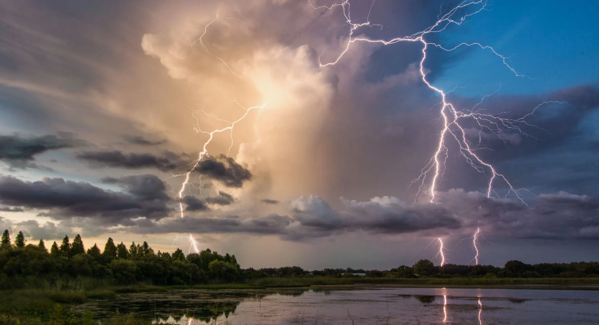 Cod Portocaliu de vreme rea în Moldova: Averse puternice cu descărcări electrice și vânt.