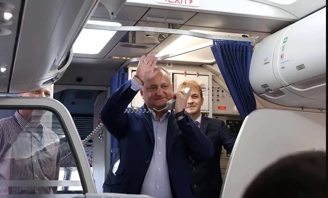 Игоря Додона на борту самолета Кишинев-Москва встретили овациями.
